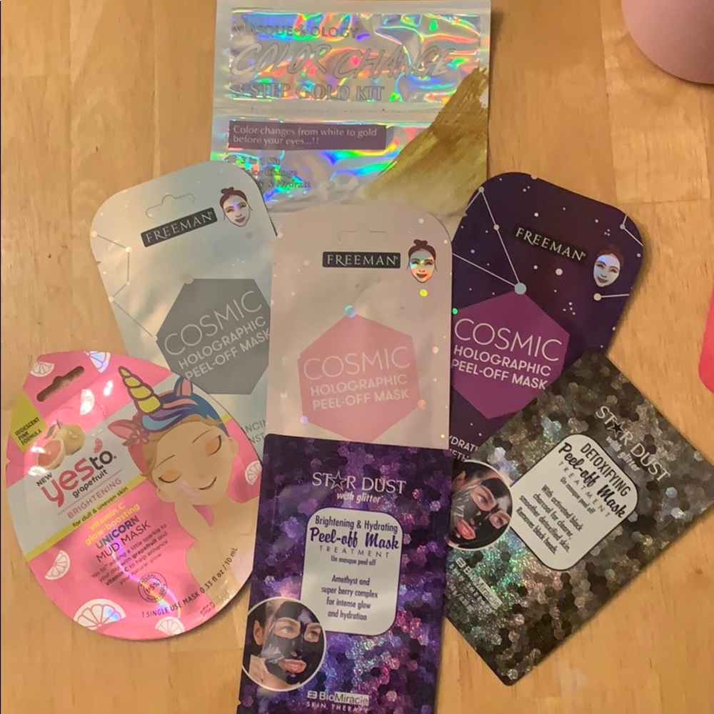 7 Glitter Face Masks in Storybook Box!